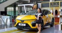 Lái thử VF 7, khách hàng “chốt” mua tặng xe cho con gái